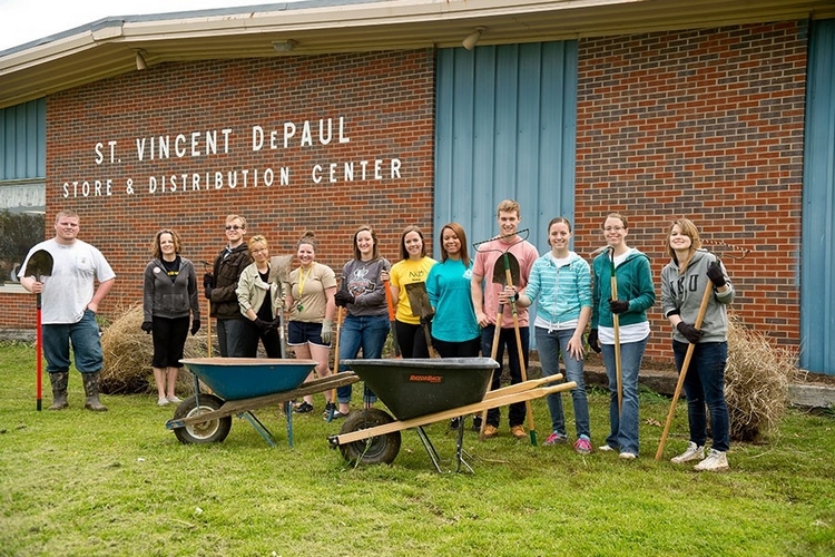 Students from a past Mayerson project class volunteering at St. Vincent DePaul.